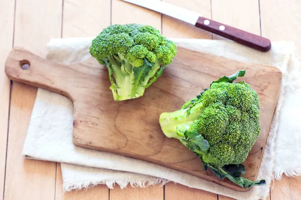 Friskt Grön Ekologisk Broccoli Träbord Nära Håll — Stockfoto