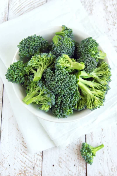 Friskt Grön Ekologisk Broccoli Träbord Nära Håll — Stockfoto
