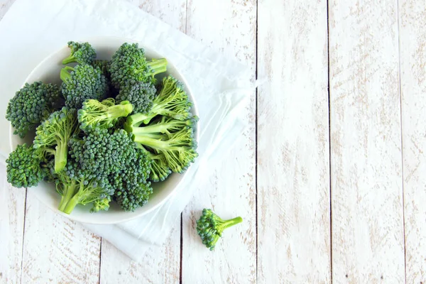 Sănătos Verde Organic Brut Broccoli Nefiert Masă Albă Din Lemn — Fotografie, imagine de stoc