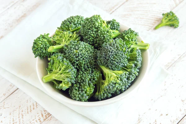 Healthy Green Organic Raw Broccoli Wooden Table Close — Stock Photo, Image