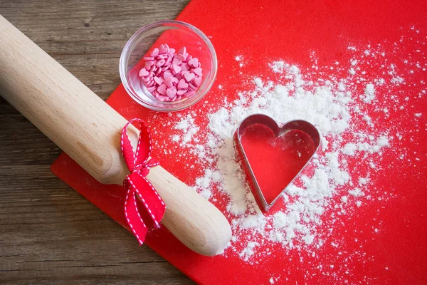 Coração Forma Cortador Biscoitos Farinha Rolo Sobre Fundo Madeira Vermelho — Fotografia de Stock