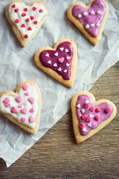 ハート型クッキーをすぐバレンタインデー 自家製お祝いの装飾が施されたペストリーのために紙 バレンタインの愛の概念を焼く Buiscuits クッキー — ストック写真