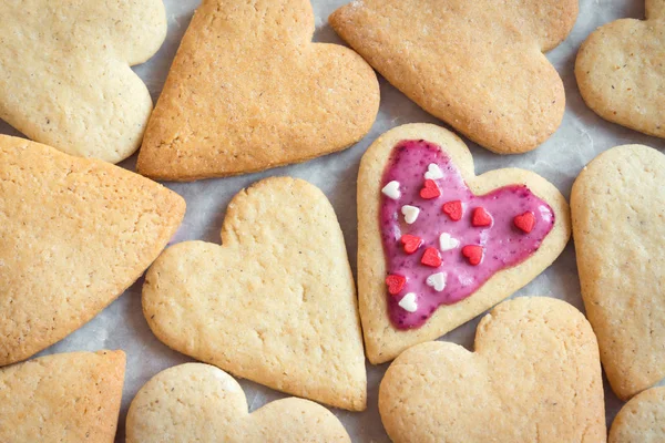 Geglazuurde Hartvormige Cookies Voor Valentijnsdag Met Tekst Met Liefde Heerlijke — Stockfoto