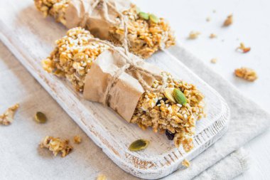 Organik ev yapımı granola barlar rustik ahşap arka plan - sağlıklı vejetaryen snack üzerinde