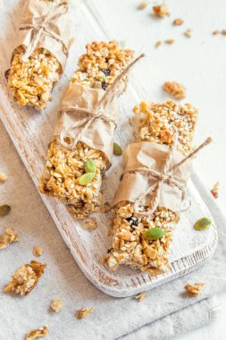 Organik ev yapımı granola barlar rustik ahşap arka plan - sağlıklı vejetaryen snack üzerinde