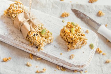 Organik ev yapımı granola barlar rustik ahşap arka plan - sağlıklı vejetaryen snack üzerinde