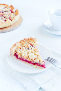 Ev yapımı shortcrust meyve pasta ile beyaz arka plan - meyve ile ev yapımı pasta üzerinde harap veya (kiraz, Erik, çilek, ahududu) reçel çay saati için berry