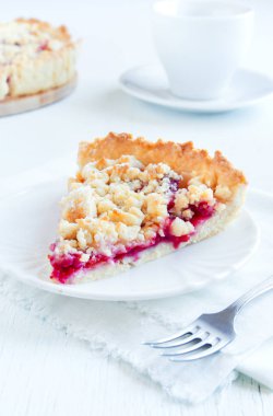 Ev yapımı shortcrust meyve pasta ile beyaz arka plan - meyve ile ev yapımı pasta üzerinde harap veya (kiraz, Erik, çilek, ahududu) reçel çay saati için berry