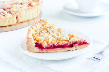 Ev yapımı shortcrust meyve pasta ile beyaz arka plan - meyve ile ev yapımı pasta üzerinde harap veya (kiraz, Erik, çilek, ahududu) reçel çay saati için berry