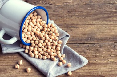 Kopya alanı, sağlıklı vegan vejetaryen gıda içerikler rustik ahşap zemin üzerine ham organik nohut