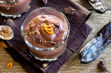 Portakal lezzet - ev yapımı sağlıklı vegan vejetaryen süt ücretsiz, gluten ücretsiz tatlı ile çiğ Vegan avokado çikolatalı muz puding