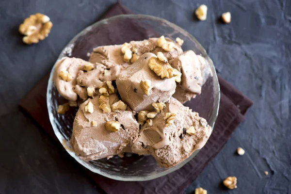 自家製チョコレート アイス クリーム グラス ボウル 健康的な自家製乳製品無料 グルテン フリー ビーガン デザートにクルミをトッピング — ストック写真
