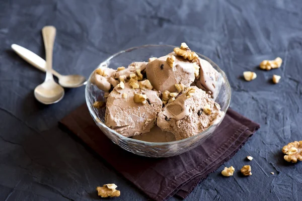 Ev yapımı çikolatalı ceviz cam kase - sağlıklı ev yapımı süt ücretsiz, gluten ücretsiz, vegan tatlı ile tepesinde dondurma