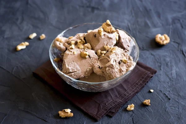 Ev yapımı çikolatalı ceviz cam kase - sağlıklı ev yapımı süt ücretsiz, gluten ücretsiz, vegan tatlı ile tepesinde dondurma