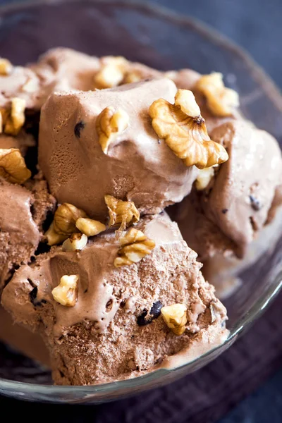 Çikolata ve kasede yakın kadar rustik tarzı ceviz ile Çikolatalı dondurma