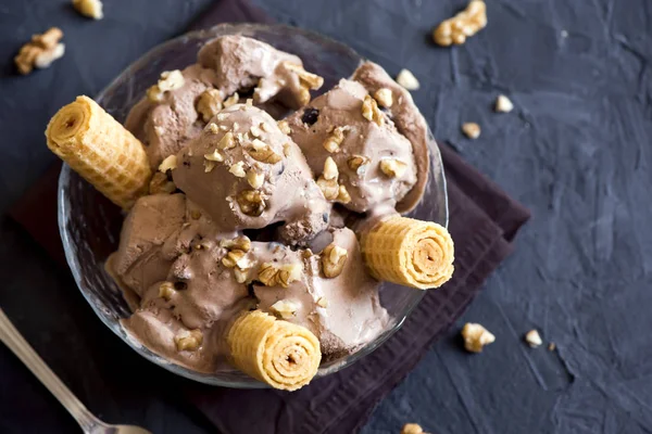 Ev yapımı çikolatalı ceviz cam kase - sağlıklı ev yapımı süt ücretsiz, gluten ücretsiz, vegan tatlı ile tepesinde dondurma