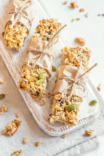Organik ev yapımı granola barlar rustik ahşap arka plan - sağlıklı vejetaryen snack üzerinde