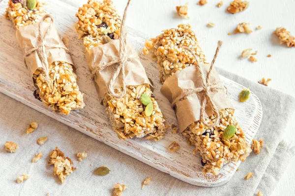 Organik ev yapımı granola barlar rustik ahşap arka plan - sağlıklı vejetaryen snack üzerinde
