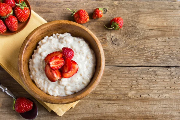 Fresh Oatmeal Porridge Strawberries Wooden Bowl Healthy Breakfast Oatmeal Fresh — Stock Photo, Image