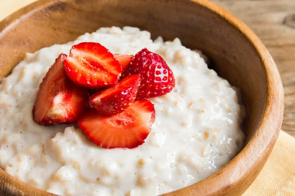 Fresh Oatmeal Porridge Strawberries Wooden Bowl Healthy Breakfast Oatmeal Fresh — Stock Photo, Image