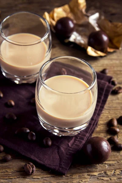 Ierse Room Koffielikeur Met Ijs Chocolade Snoepjes Koffiebonen Rustieke Houten — Stockfoto
