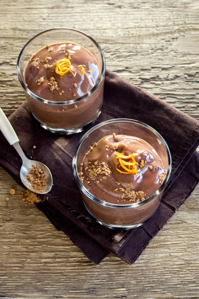 Mousse Chocolate Coberto Com Orange Zest Óculos Sobre Fundo Madeira — Fotografia de Stock