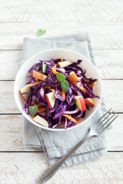 Kırmızı lahana lahana salatası salata havuç ve elma - sağlıklı diyet, detoks, vegan, Vejetaryen, sebze bahar salatası ile