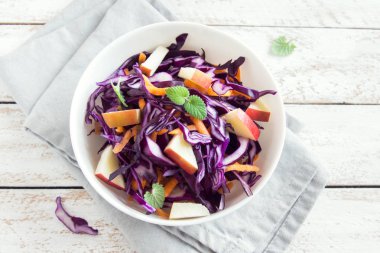 Kırmızı lahana lahana salatası salata havuç ve elma - sağlıklı diyet, detoks, vegan, Vejetaryen, sebze bahar salatası ile