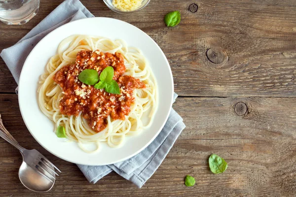 Spagetti Bolognese Makarna Salça Kıyma Rendelenmiş Parmesan Peyniri Taze Fesleğen — Stok fotoğraf