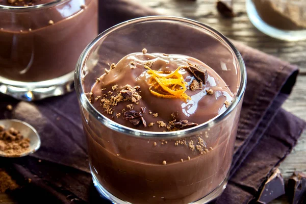 Mousse Cioccolato Condita Con Scorza Arancia Bicchieri Sfondo Legno Vicino — Foto Stock