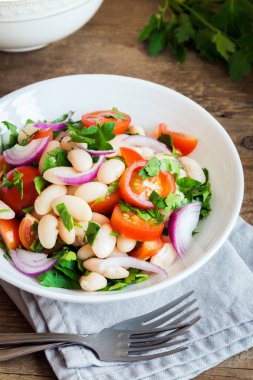 Taze Cannellini fasulye salata domates, soğan ve maydanoz ahşap arka plan üzerinde kopya alanı - sağlıklı ev yapımı organik vejetaryen vegan diyet protein salata yemek yiyecek öğle yemeği