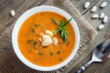 Kremsi beyaz fasulye ve biberiye ahşap arka plan - sağlıklı ev yapımı diyet vejetaryen vegan çorba yemek yemek üzerinde sebze çorbası