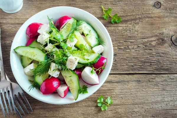 Ensalada Verduras Primavera Con Pepino Fresco Rábanos Queso Feta Hierbas —  Fotos de Stock