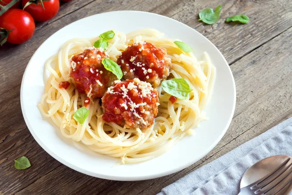 Spagetti Makarna Köfte Domates Sosu Rendelenmiş Parmesan Peyniri Taze Fesleğen — Stok fotoğraf