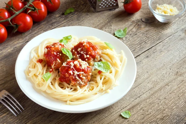 Spagetti Makarna Köfte Domates Sosu Rendelenmiş Parmesan Peyniri Taze Fesleğen — Stok fotoğraf