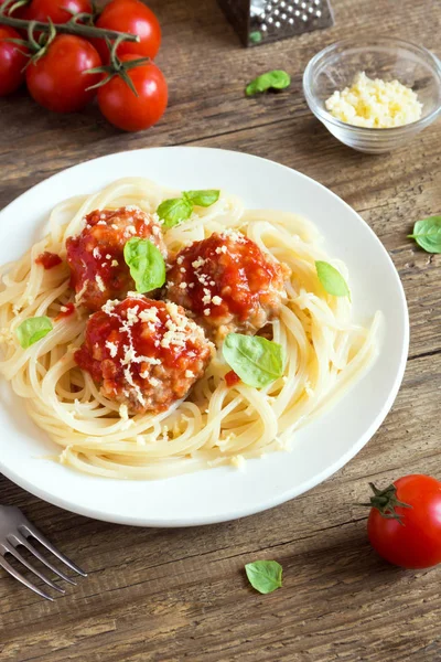 Spagetti Makarna Köfte Domates Sosu Rendelenmiş Parmesan Peyniri Taze Fesleğen — Stok fotoğraf