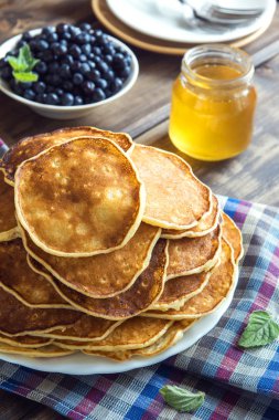 Krep yaban mersini ve ballı aile kahvaltı - ev yapımı sağlıklı Vejetaryen yiyecekler için plaka üzerinde