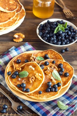 Plaka yaban mersini, ceviz ve sağlıklı kahvaltı - ev yapımı sağlıklı vejetaryen yiyecekler için ballı krep