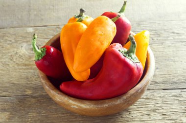 Taze tatlı organik biber kopya alanı - sağlıklı çiğ gıda içerikler ahşap zemin üzerine