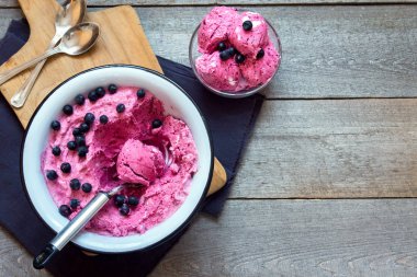 Sağlıklı ev yapımı çiğ vegan muz ve meyve organik böğürtlen - sağlıklı vejetaryen diyet vegan ham meyve organik lezzetli tatlı, süt ücretsiz, ücretsiz gluten tepesinde dondurma (dondurma)