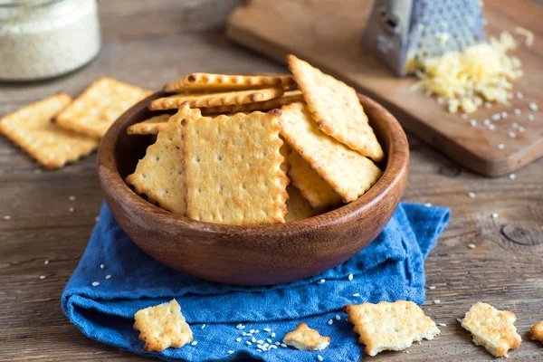 Zelfgemaakte Dunne Knapperige Cheesy Crackers Met Sesamzaad Rustieke Houten Kom — Stockfoto