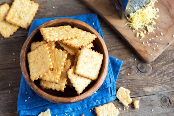 Zelfgemaakte Dunne Knapperige Cheesy Crackers Met Sesamzaad Rustieke Houten Kom — Stockfoto