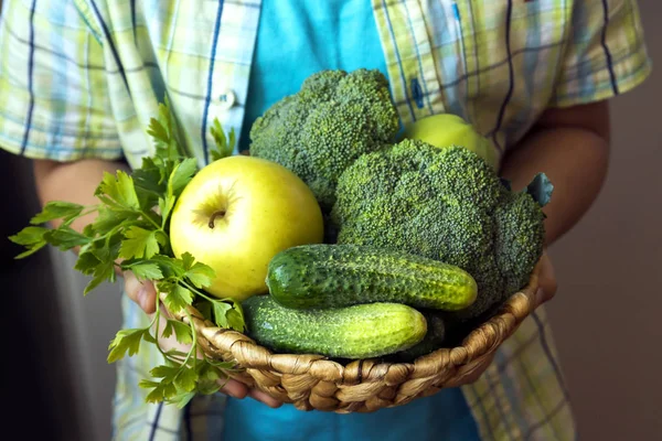 Orang Yang Menggenggam Keranjang Dengan Sayuran Hijau Organik Brokoli Mentimun — Stok Foto