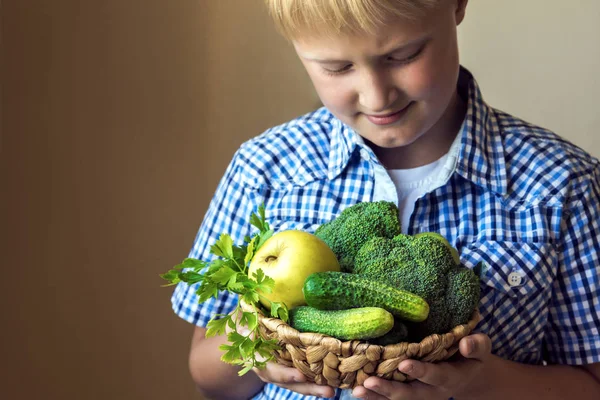 男の子 保持有機緑の野菜 ブロッコリー きゅうり りんご パセリ 付きバスケット健康的な有機デトックス ダイエット ビーガン ベジタリアン生食事概念 — ストック写真