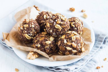 Fındık, kakao, muz ve bal - vegan vejetaryen çiğ Aperatif veya yemek ile sağlıklı organik enerji granola ısırıkları