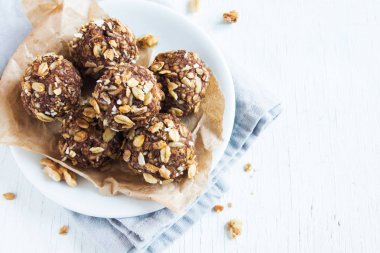 Fındık, kakao, muz ve bal - vegan vejetaryen çiğ Aperatif veya yemek ile sağlıklı organik enerji granola ısırıkları