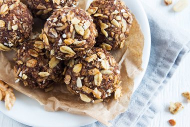 Fındık, kakao, muz ve bal - vegan vejetaryen çiğ Aperatif veya yemek ile sağlıklı organik enerji granola ısırıkları
