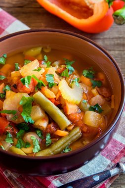 Sebze çorbası malzemeler havuç domates patates maydanoz biber Kereviz yeşil fasulye maydanoz üzerinde rustik ahşap arka plan kopya alanı - sağlıklı vejetaryen vegan diyet ev yapımı yemek çorba gıda ile