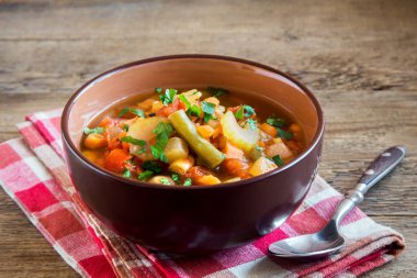 Rustik ahşap arka plan kopya alanı - sağlıklı vejetaryen vegan diyet ev yapımı yemek çorba yemek üzerinde sebze çorbası