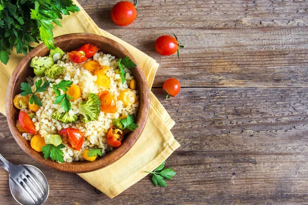 Bulgur Com Legumes Tomates Cenouras Abobrinha Brócolis Salsa Tigela Madeira — Fotografia de Stock